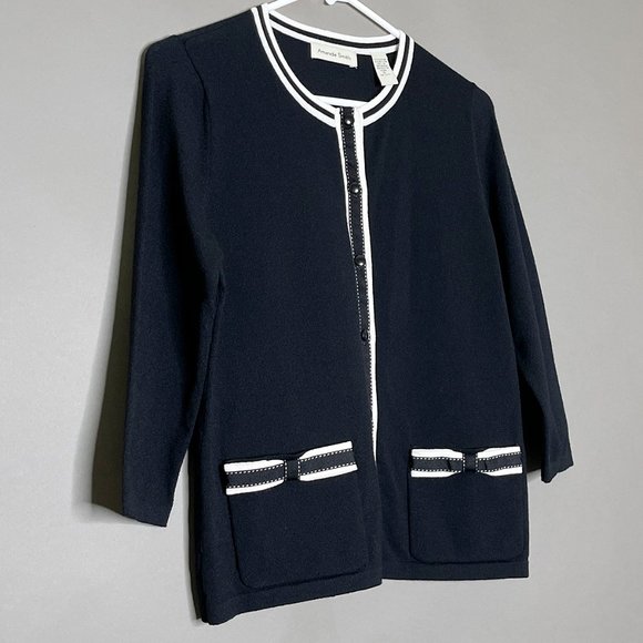 Amanda Smith Tops - NWT Amanda Smith Black Top With White Trim‎ Size S